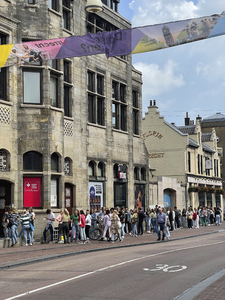 903637 Afbeelding van een rij wachtende studenten in de Nobelstraat te Utrecht.